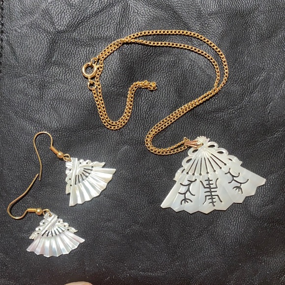 @georgiatackett Jewelry - Authentic mother of pearl fan necklace & earrings